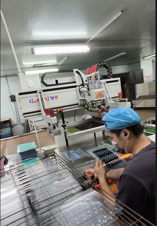 Fasi della serigrafia per pannelli acrilici Lunfeng